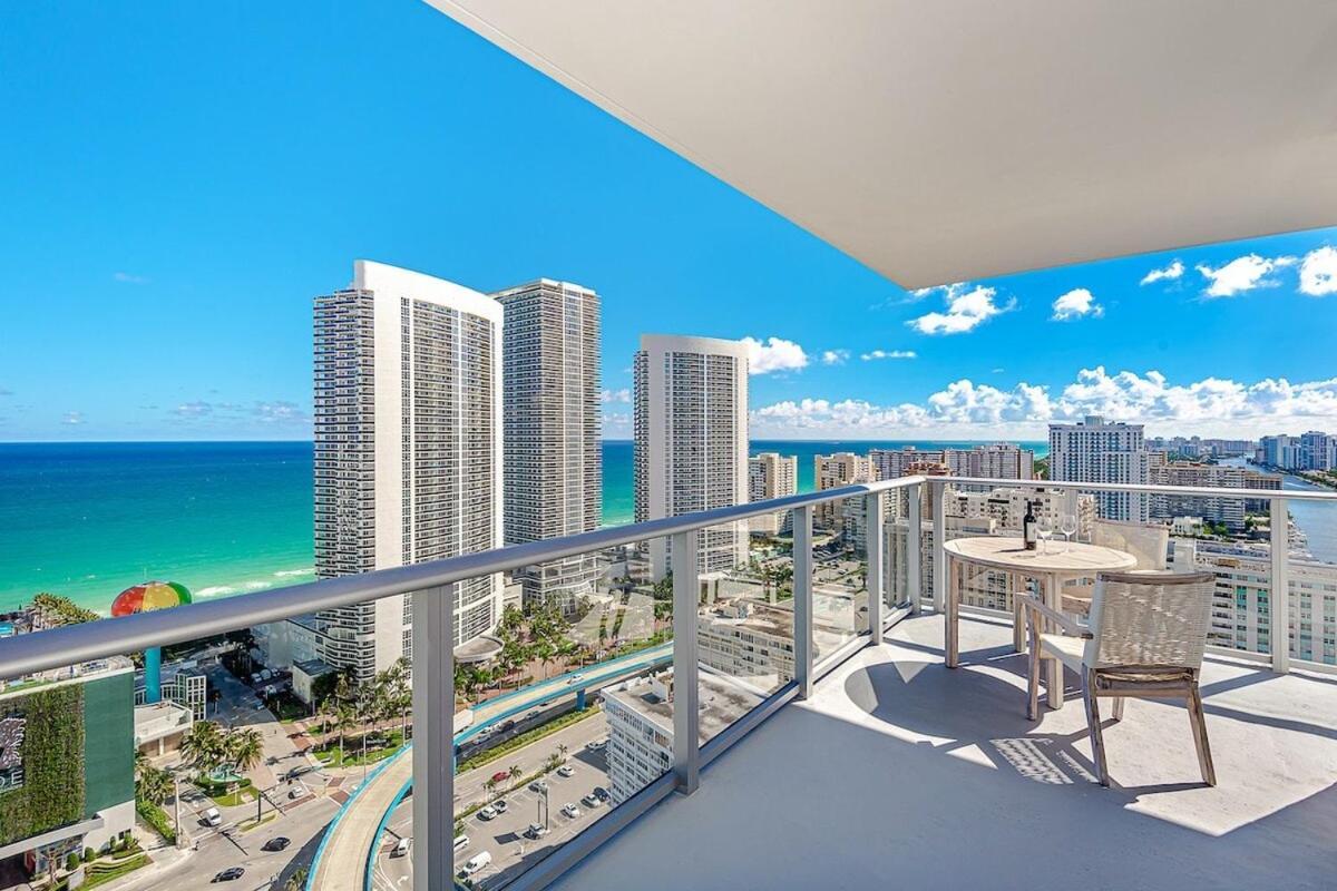 Wrap Around Balcony - Insane Views - Amazing Pools Apartment Hollywood Exterior photo