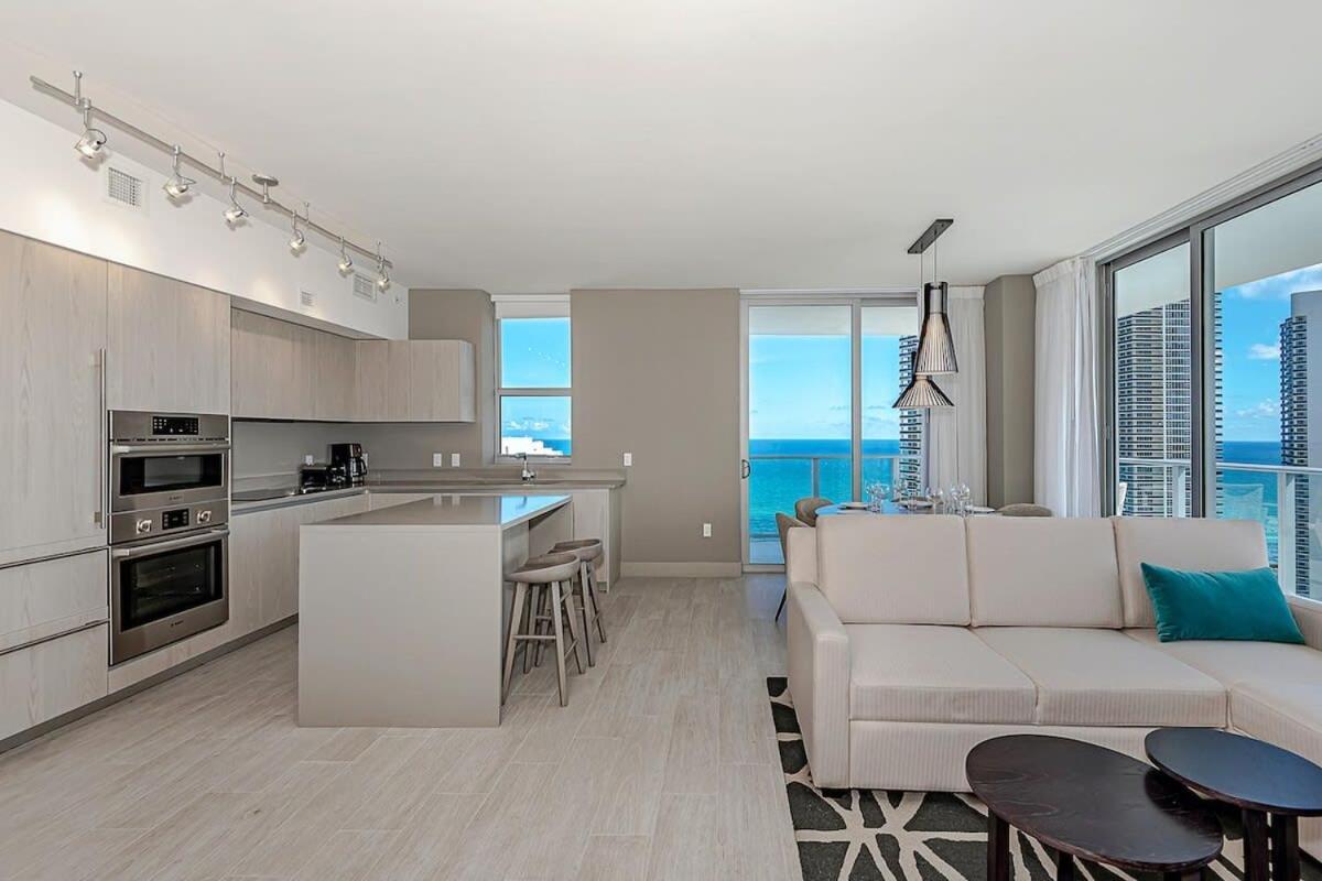 Wrap Around Balcony - Insane Views - Amazing Pools Apartment Hollywood Exterior photo