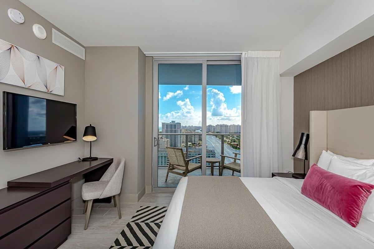 Wrap Around Balcony - Insane Views - Amazing Pools Apartment Hollywood Exterior photo