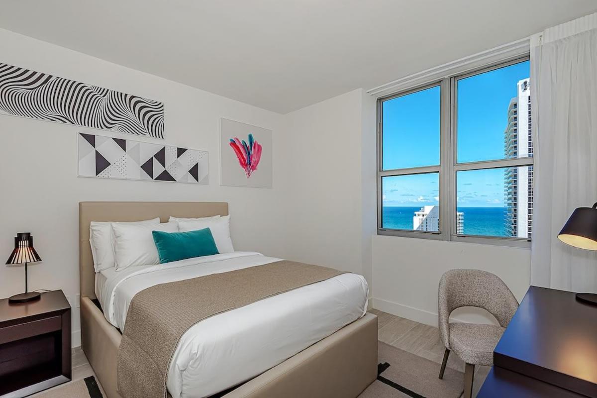 Wrap Around Balcony - Insane Views - Amazing Pools Apartment Hollywood Exterior photo