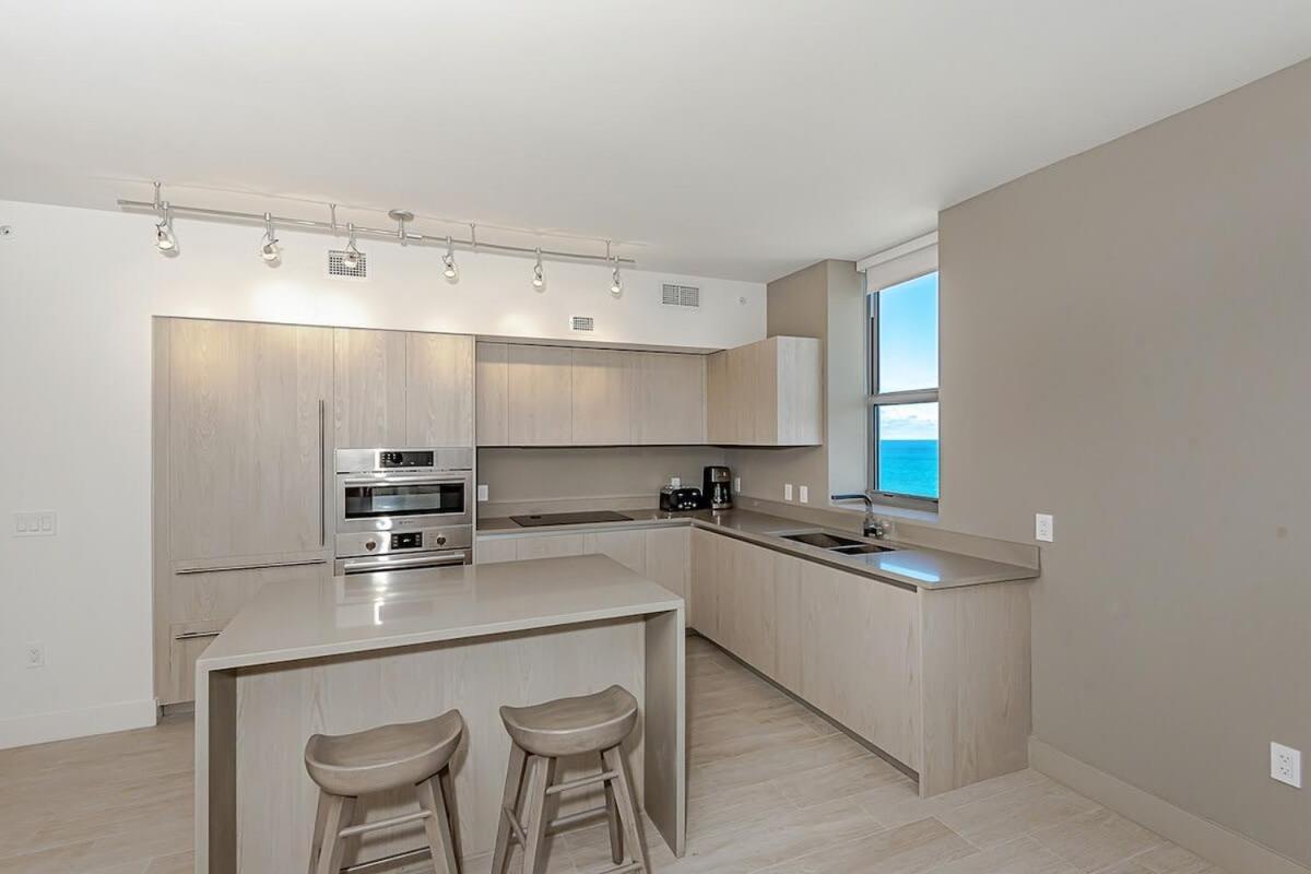 Wrap Around Balcony - Insane Views - Amazing Pools Apartment Hollywood Exterior photo