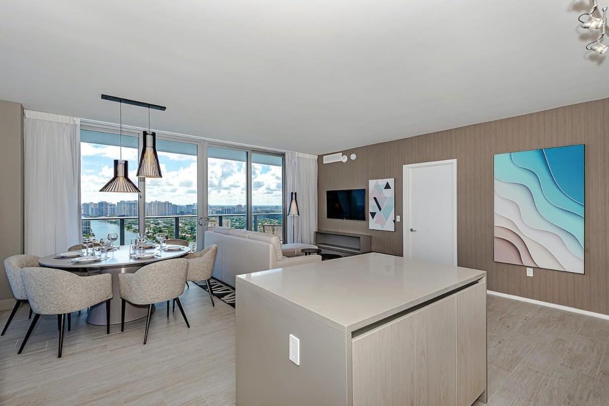 Wrap Around Balcony - Insane Views - Amazing Pools Apartment Hollywood Exterior photo