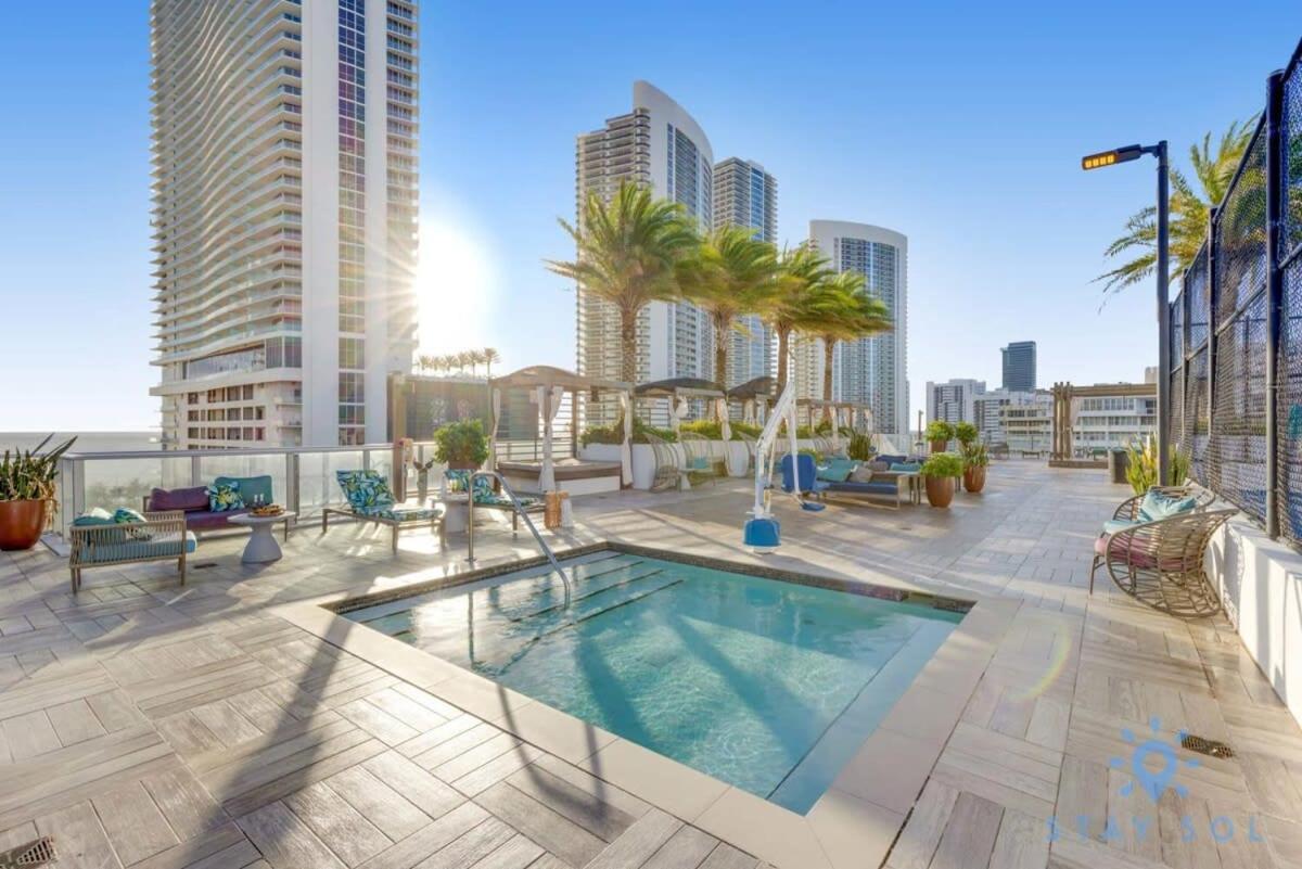 Wrap Around Balcony - Insane Views - Amazing Pools Apartment Hollywood Exterior photo