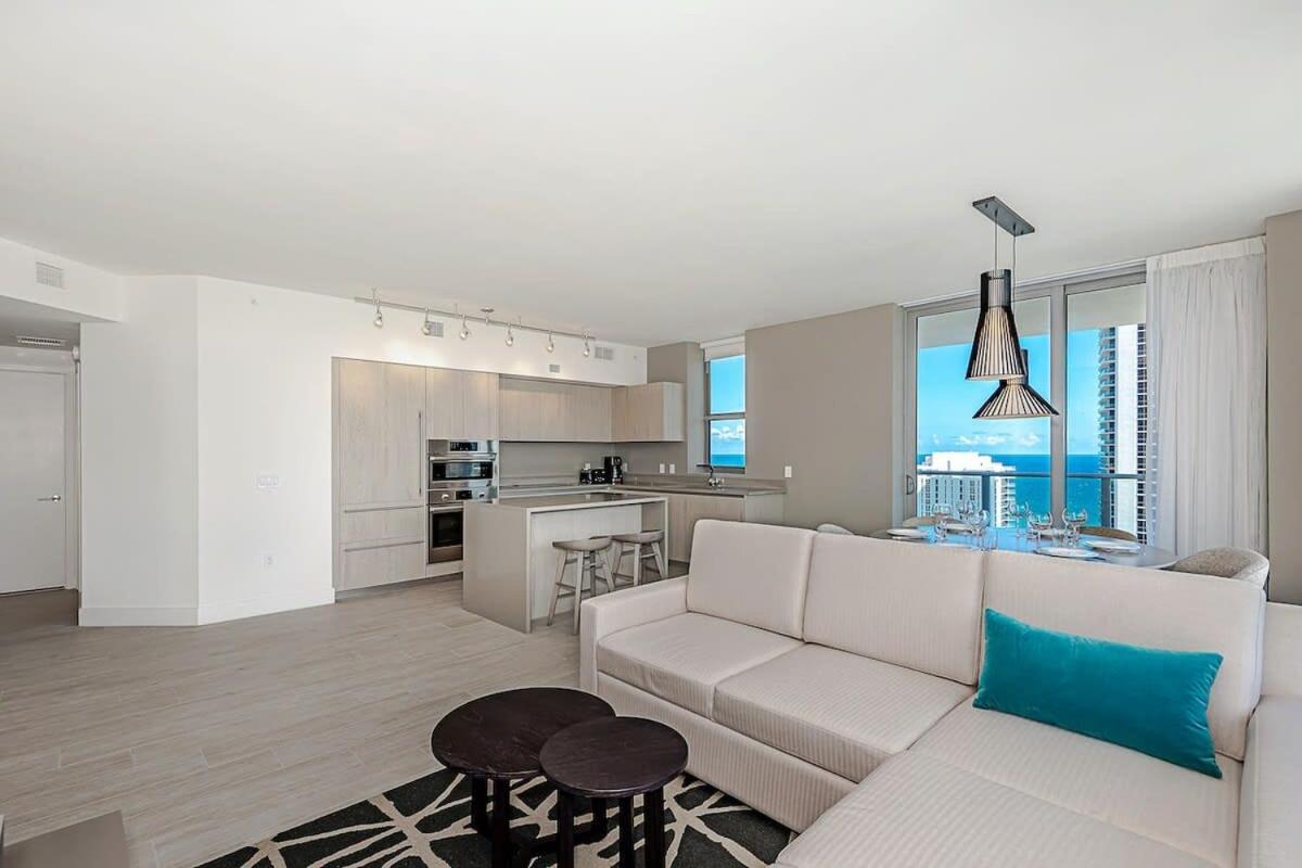 Wrap Around Balcony - Insane Views - Amazing Pools Apartment Hollywood Exterior photo