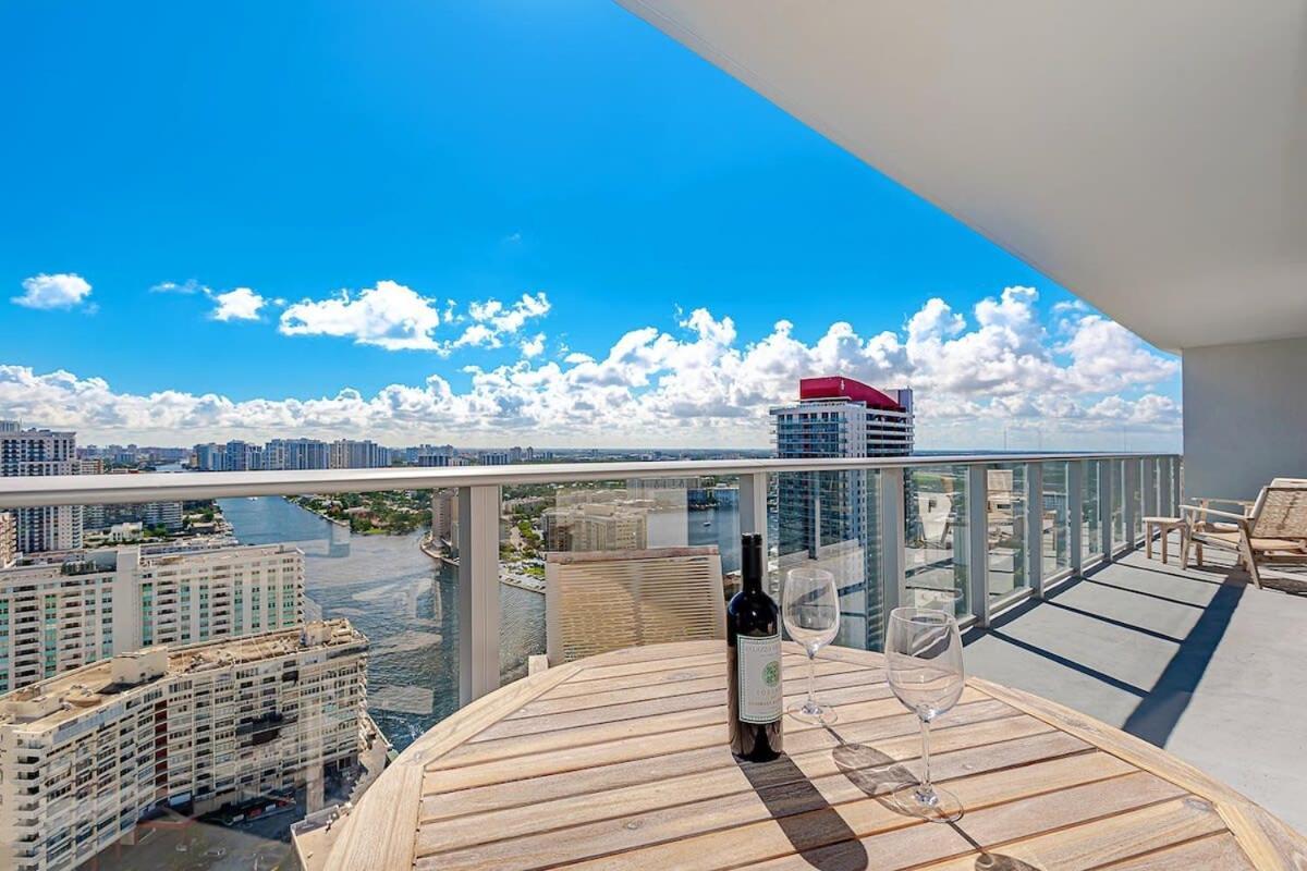 Wrap Around Balcony - Insane Views - Amazing Pools Apartment Hollywood Exterior photo