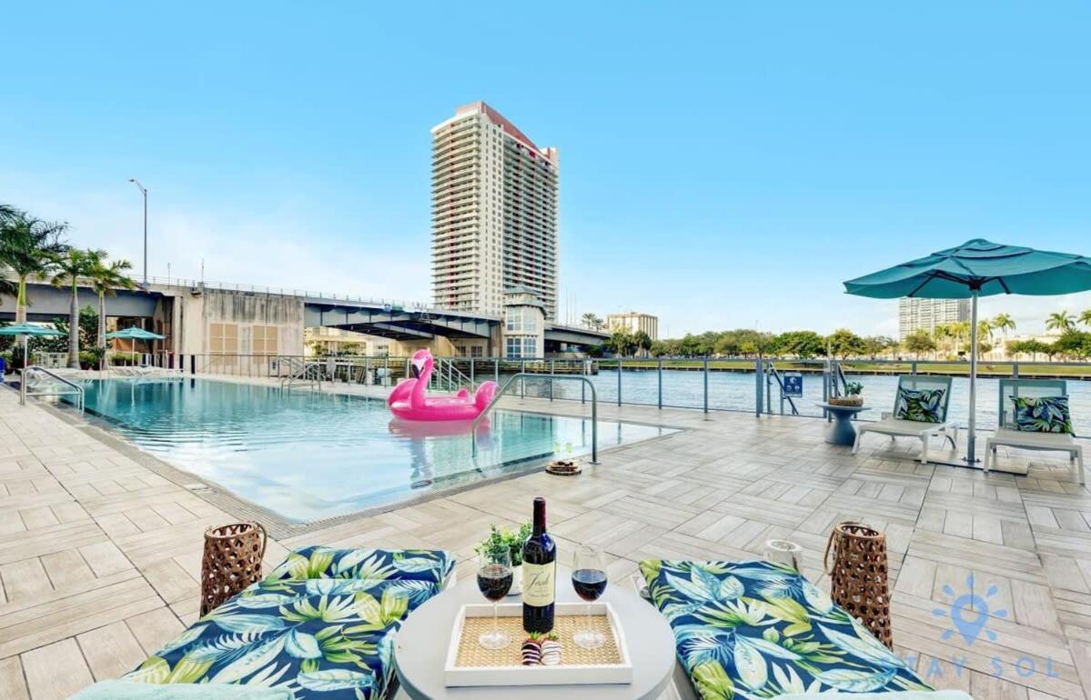 Wrap Around Balcony - Insane Views - Amazing Pools Apartment Hollywood Exterior photo