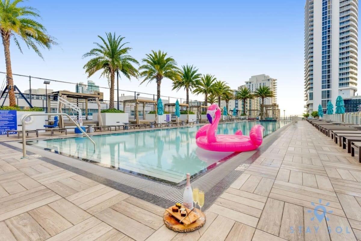 Wrap Around Balcony - Insane Views - Amazing Pools Apartment Hollywood Exterior photo