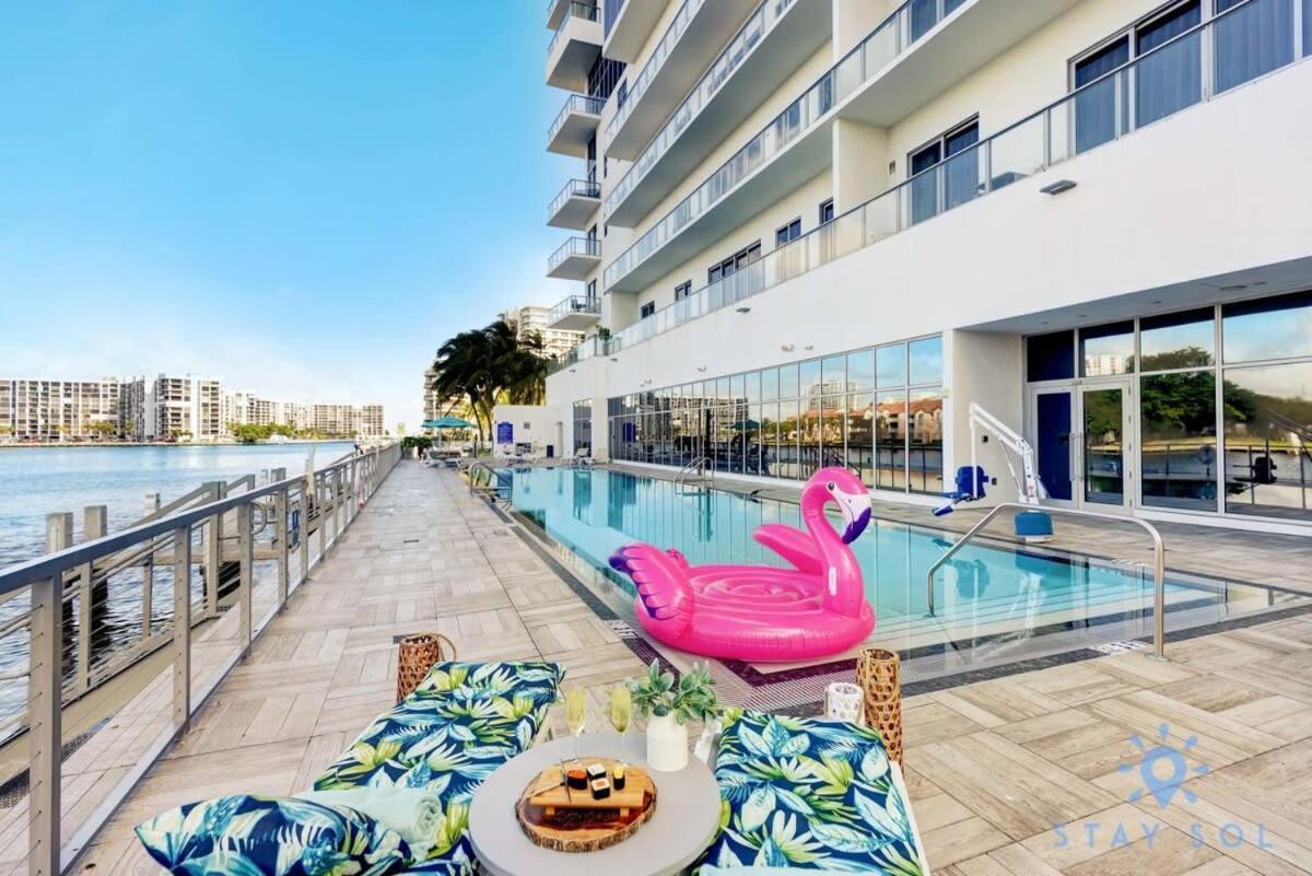 Wrap Around Balcony - Insane Views - Amazing Pools Apartment Hollywood Exterior photo