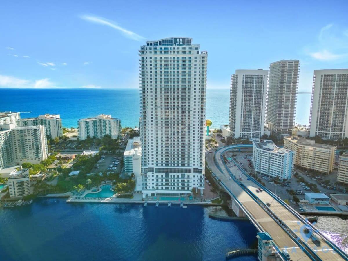Wrap Around Balcony - Insane Views - Amazing Pools Apartment Hollywood Exterior photo