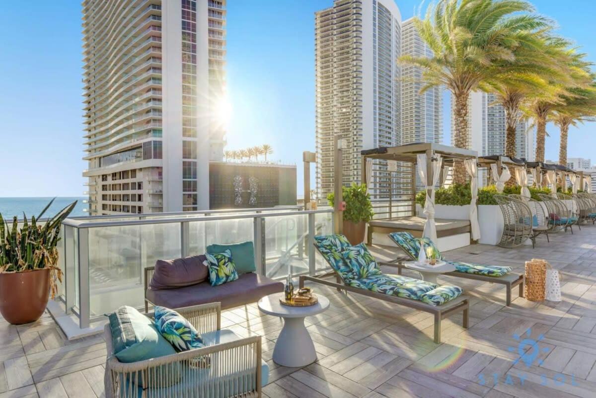 Wrap Around Balcony - Insane Views - Amazing Pools Apartment Hollywood Exterior photo