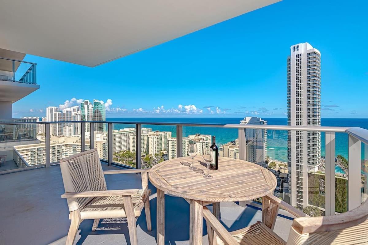 Wrap Around Balcony - Insane Views - Amazing Pools Apartment Hollywood Exterior photo