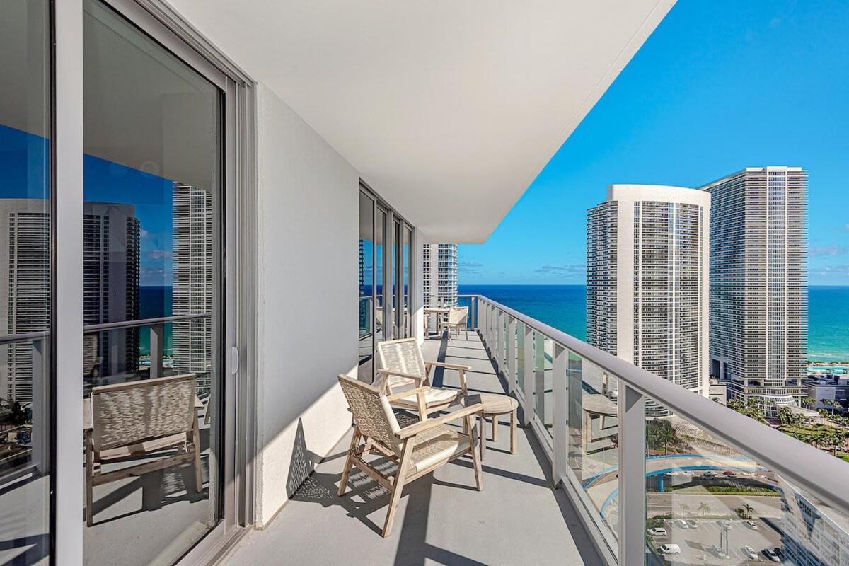 Wrap Around Balcony - Insane Views - Amazing Pools Apartment Hollywood Exterior photo
