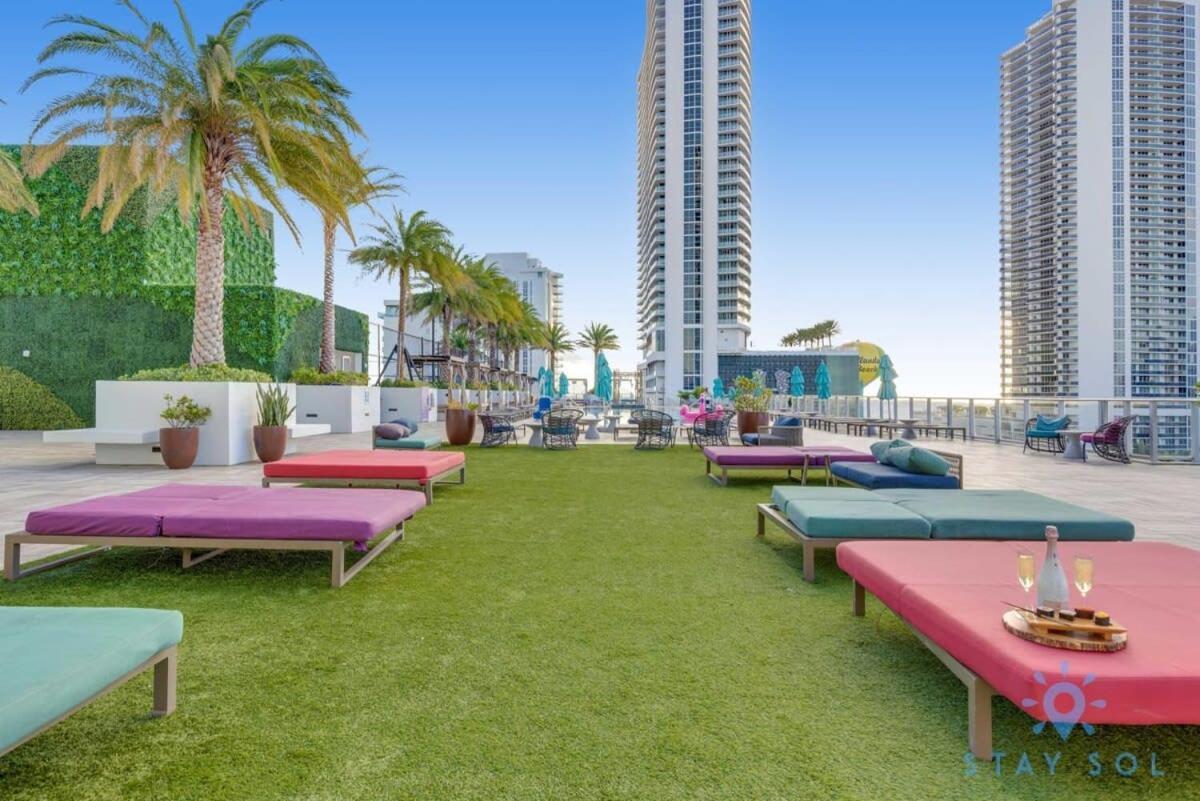 Wrap Around Balcony - Insane Views - Amazing Pools Apartment Hollywood Exterior photo